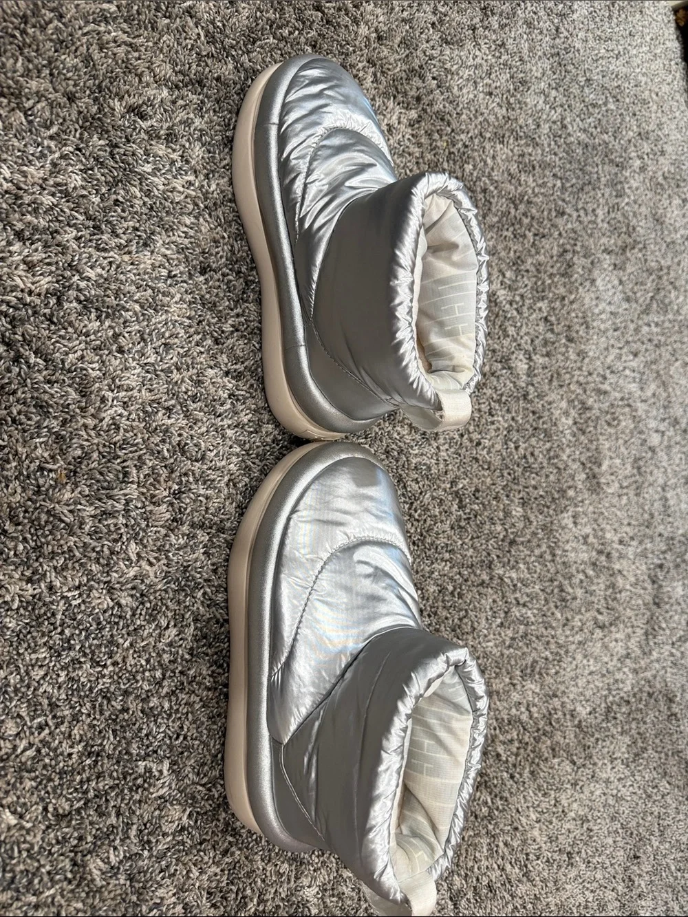 UGG Kids Silver Puffer Booties Size 5 S/N 1135151